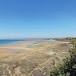 Maison De Plain-pied Avec Jardin, A 200m De La Et 400m Des Commerces - Fr-1-361-58 Tatil Evi