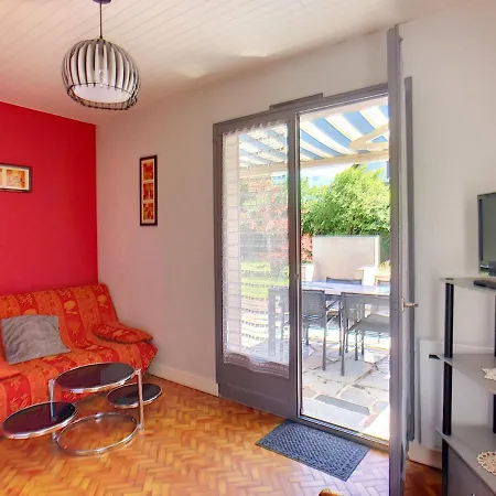 Maison De Plain-pied Avec Jardin, A 200m De La Et 400m Des Commerces - Fr-1-361-58 *