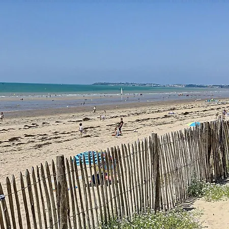 Maison De Plain-pied Avec Jardin, A 200m De La Et 400m Des Commerces - Fr-1-361-58