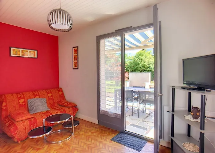 Maison De Plain-pied Avec Jardin, A 200m De La Et 400m Des Commerces - Fr-1-361-58 *