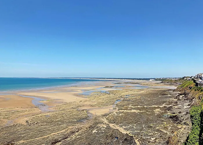 Maison De Plain-pied Avec Jardin, A 200m De La Et 400m Des Commerces - Fr-1-361-58 * Jullouville-les-Pins