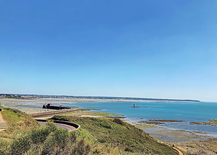 Maison De Plain-pied Avec Jardin, A 200m De La Et 400m Des Commerces - Fr-1-361-58 *